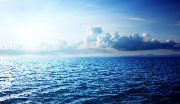 Ruhige Wellen am Meer stehen für gleichmäßiges Atmen